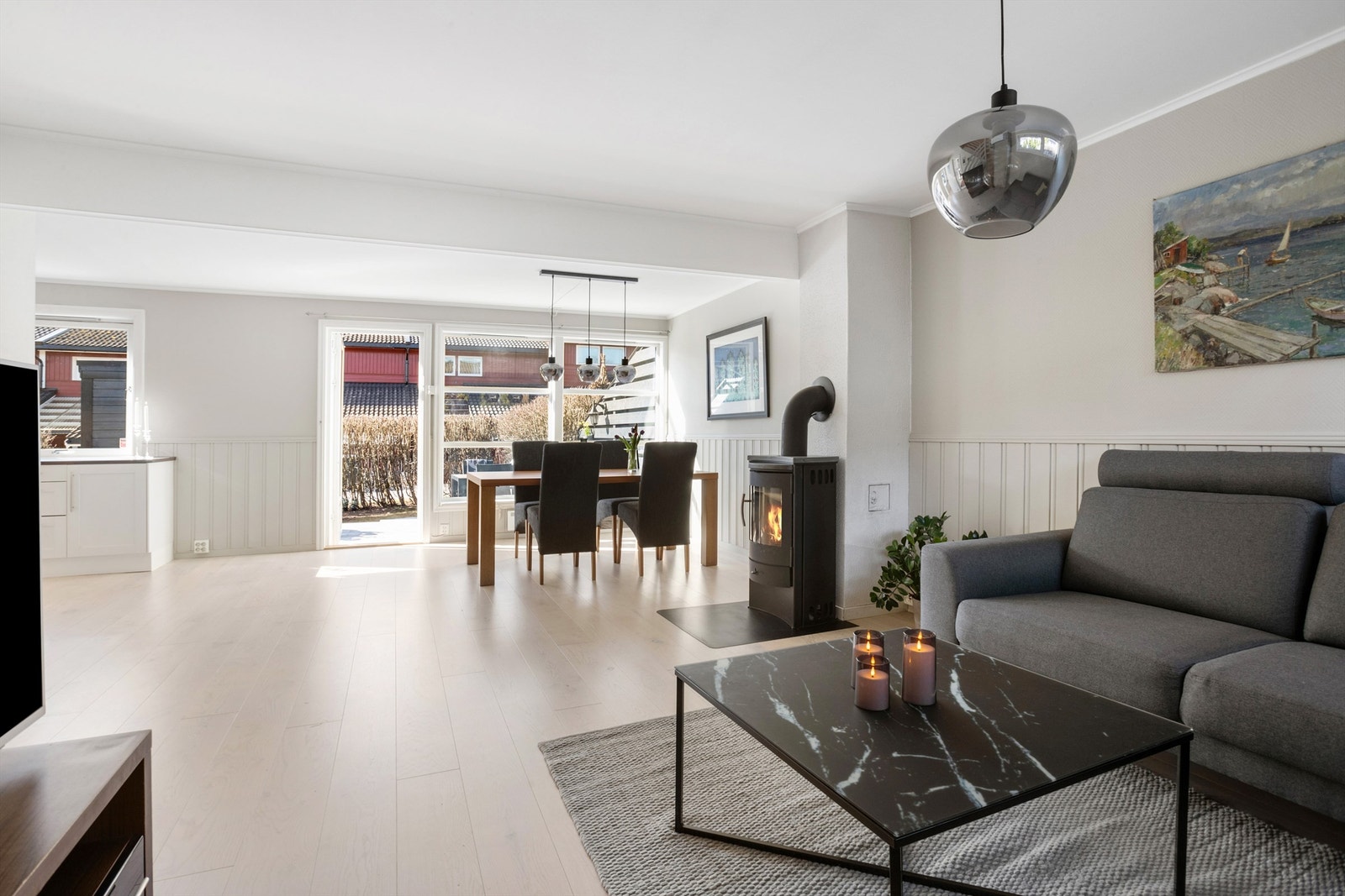 Store vindusflater som slipper inn rikelig med naturlig lys Galleribilde