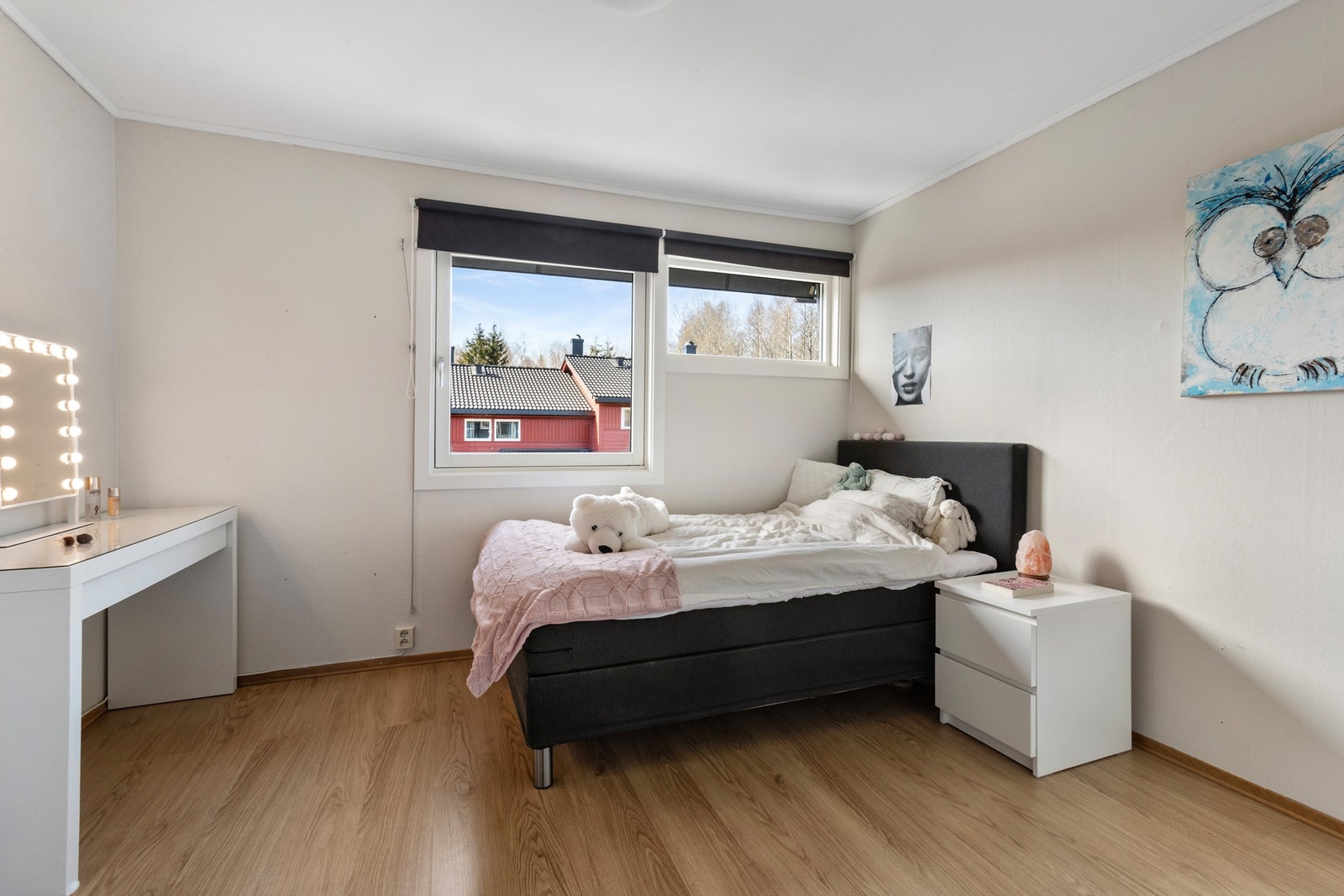 Soverom med god plass til seng og skrivebord Galleribilde