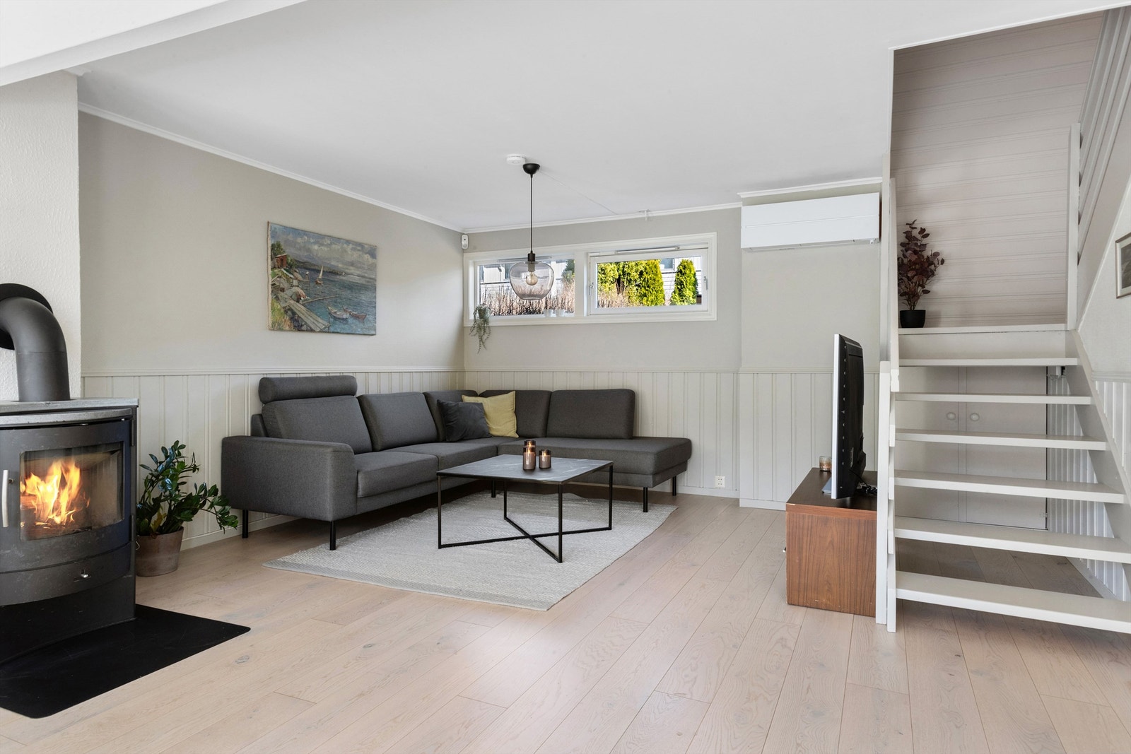 Stuen har plass til hjørnesofa, bord, TV og tilhørende møblement Galleribilde