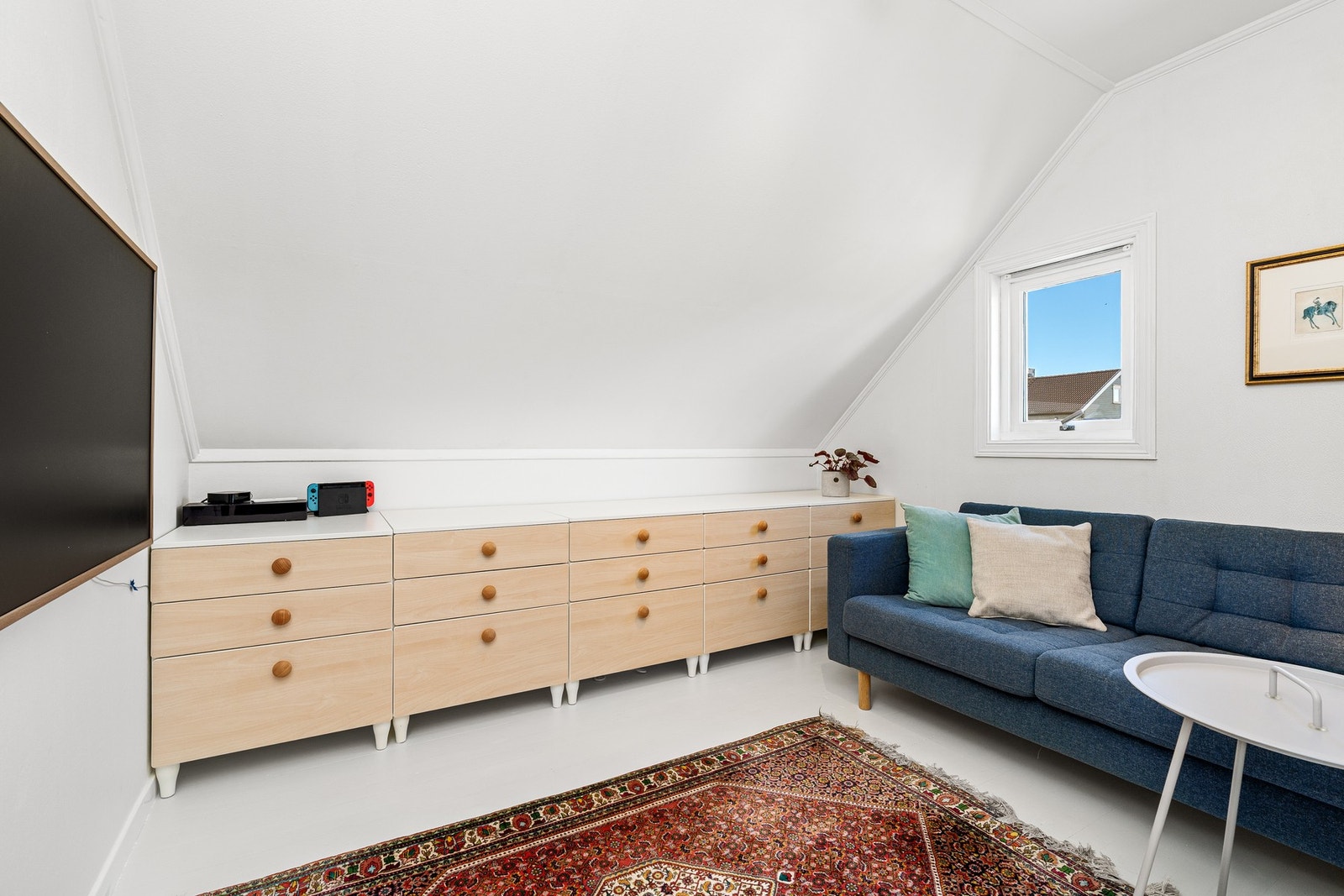 Medierom i 2. etasje har vært brukt som soverom, men vinduet er litt for lite og litt for høyt på veggen for å få det godkjent som rom for varig opphold. Galleribilde