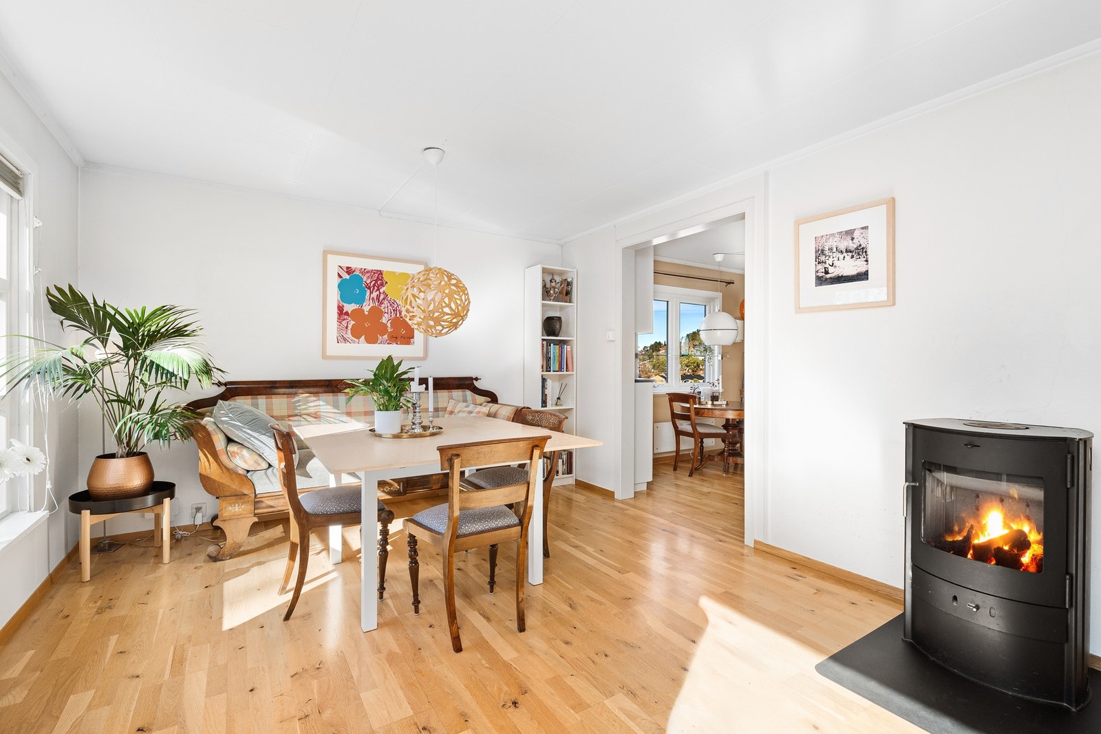 Spisebord også i stuen - fint med ildstedet mellom spiseplassen og sofagruppen Galleribilde