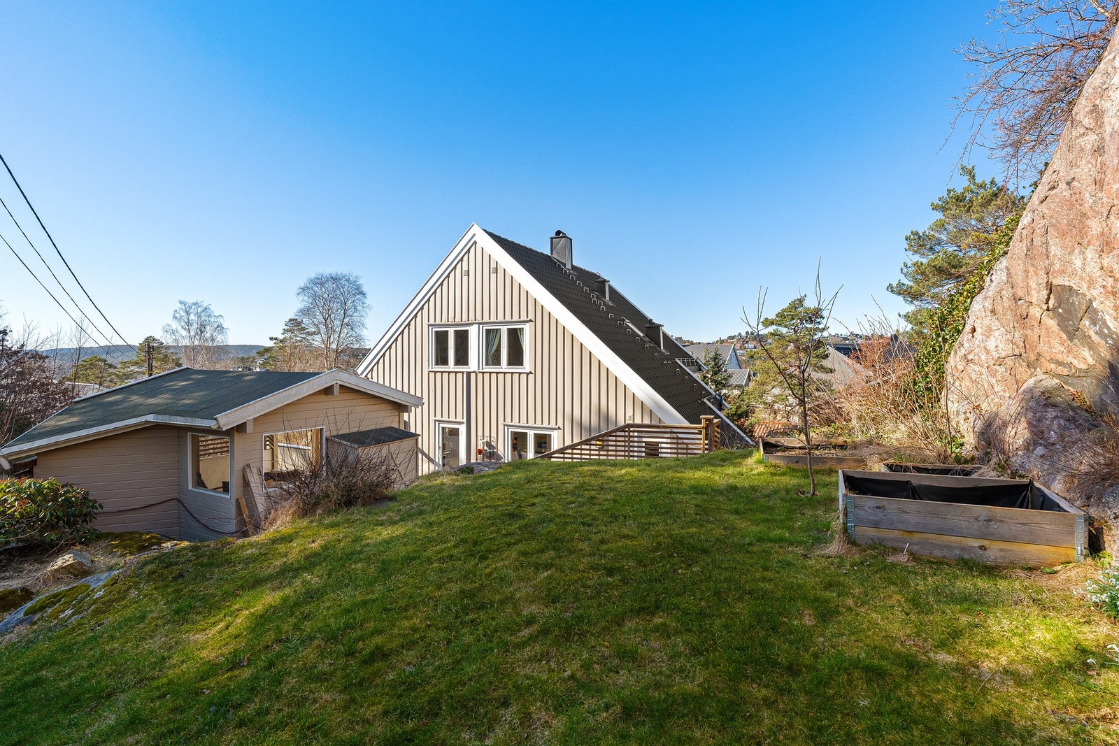 Flere fine soner på tomten - her er det fint om en ønsker å dyrke litt - dagens eier har pallekasser til dyrking av grønnsaker og det er lunt og fint inn til fjellet Galleribilde