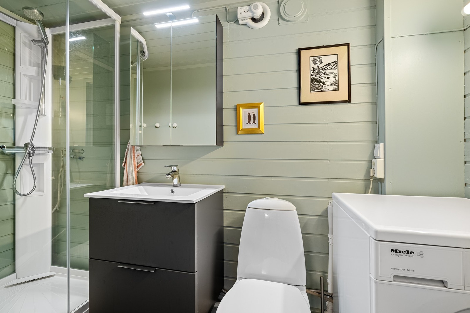 På badet i kjeller er det opplegg til vaskemaskin Galleribilde