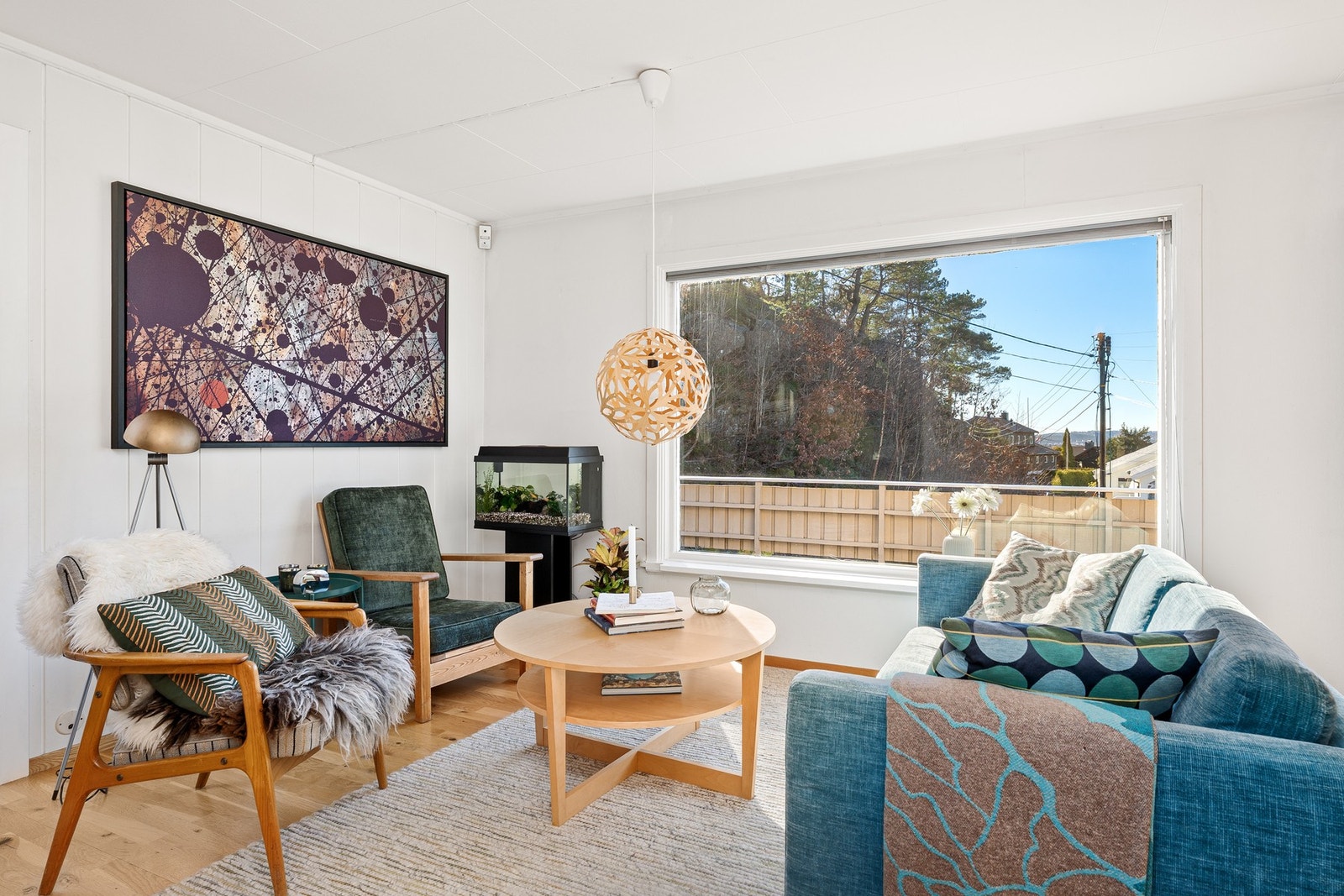 Fra stuesonen med utsikt mot terrassen og området. Galleribilde