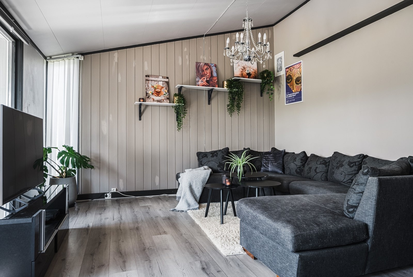 Stua har god plass til både sofagruppe med salongbord, mediemøblement og et spisebord i tilknytning til kjøkkenet. Galleribilde