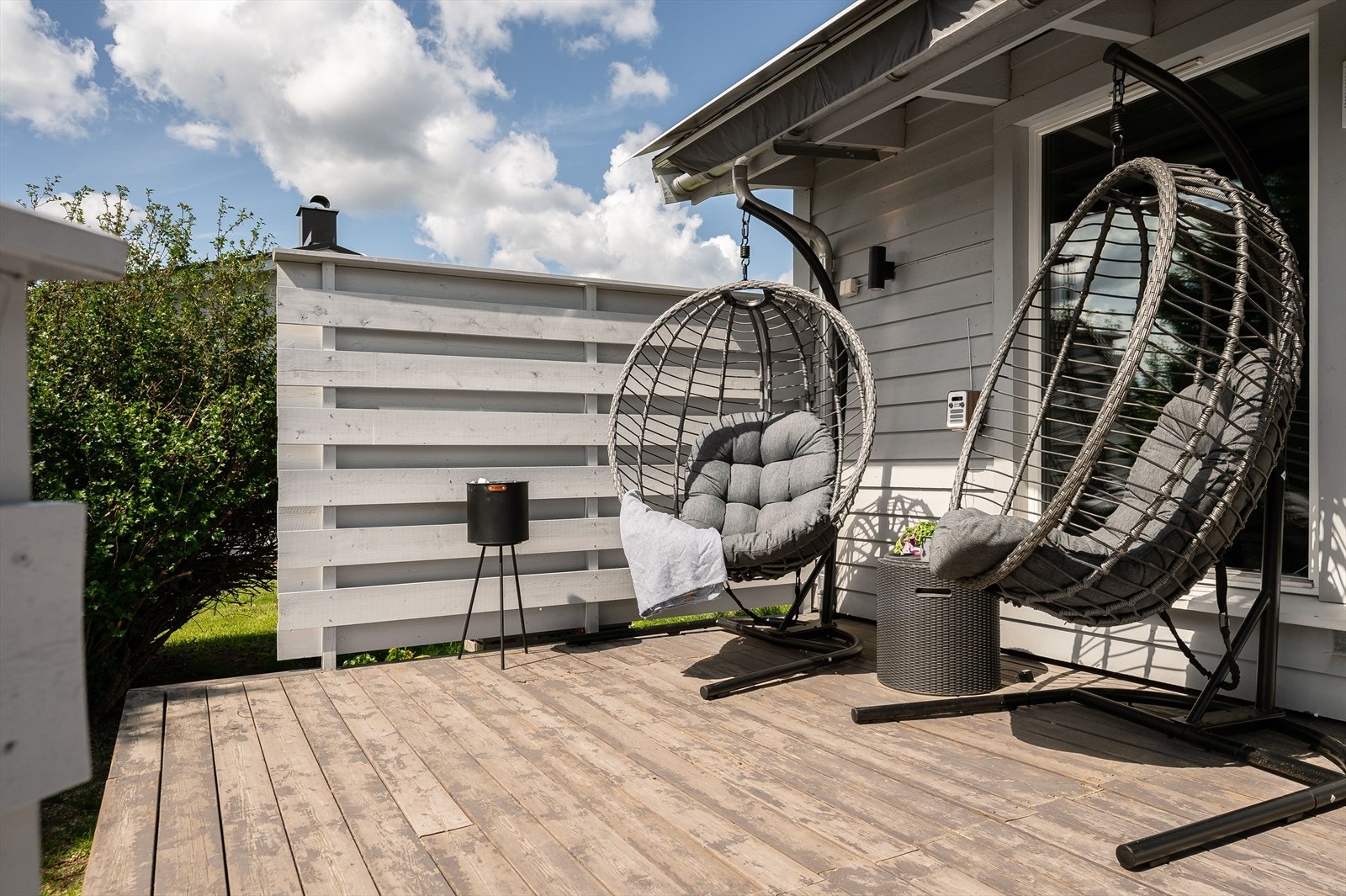 Terrassen har impregnerte terrassebord på gulv og rekkverk/levegger mot naboleiligheter. Galleribilde