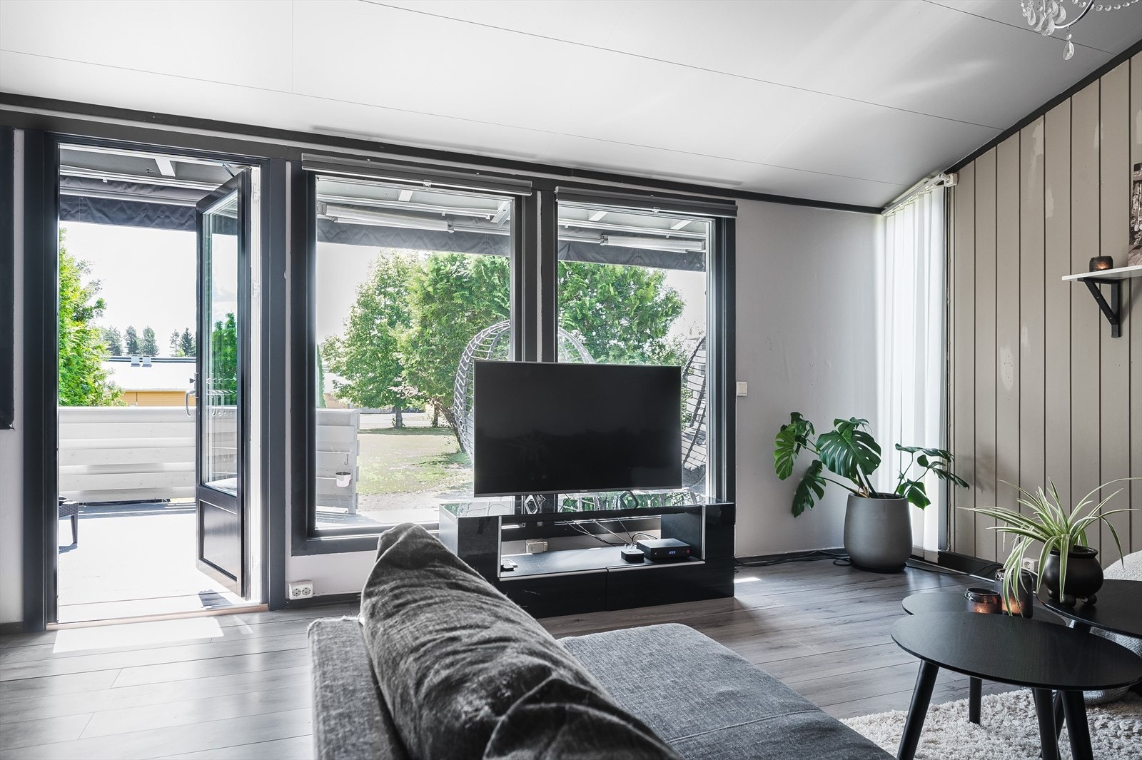 Stua er det naturlige oppholdsrommet i boligen, og er et stort, lyst og fint rom. God standard med laminat på gulv, malte plater, strietapet og panel på veggene og lyse plater i himlingen. Galleribilde