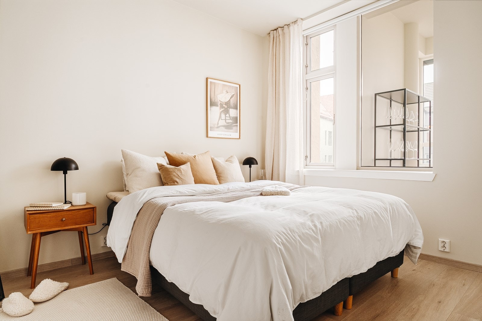 Romslig soverom på 11,5 kvm med god plass til dobbeltseng og annet møblement etter eget ønske Galleribilde