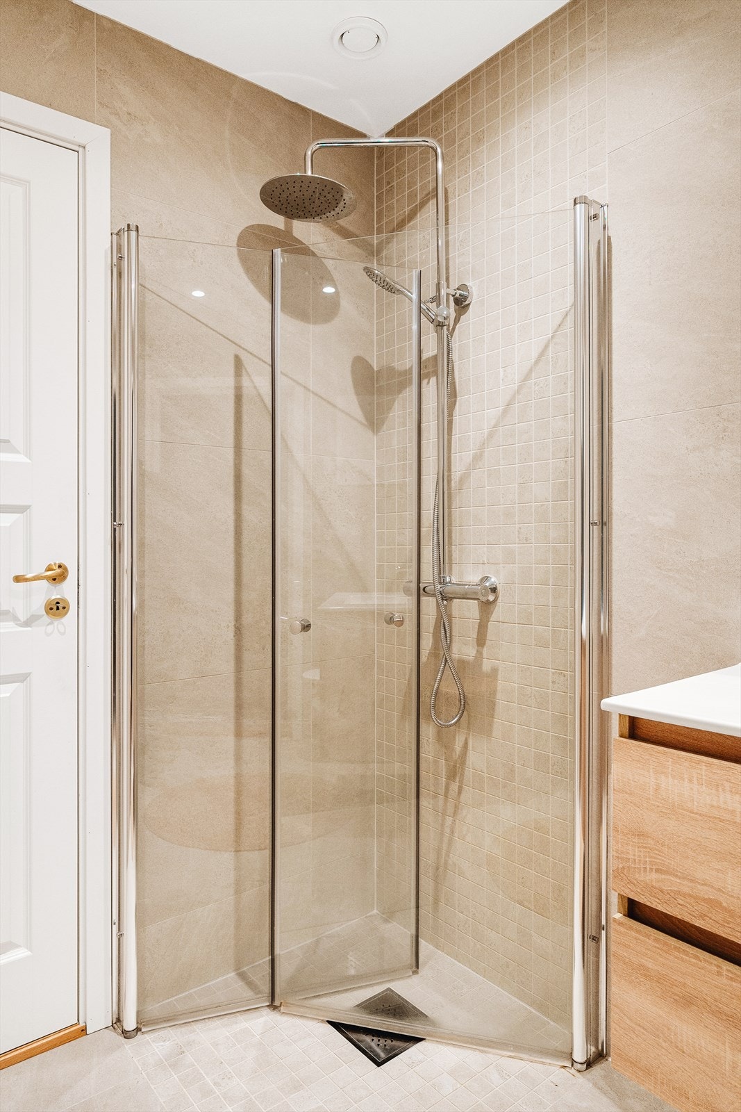 Legg merke til de delikate mosaikkflisene i dusjsone. Galleribilde