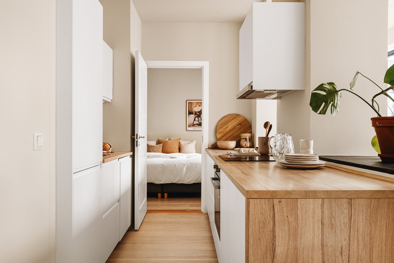 På kjøkken er det godt med skap- og benkeplass for sosial matlaging med venner og familie Galleribilde