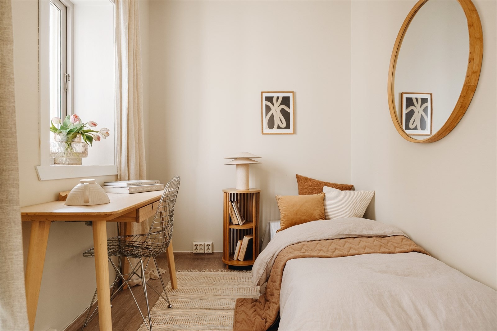 Kontoret er 5,1 kvm og brukes i dag som soverom. Rommet har tidligere vært en del av stuen og er godkjent til varig opphold. Det gjøres oppmerksom på at det er ukjent om vinduet er godkjent satt inn. Galleribilde