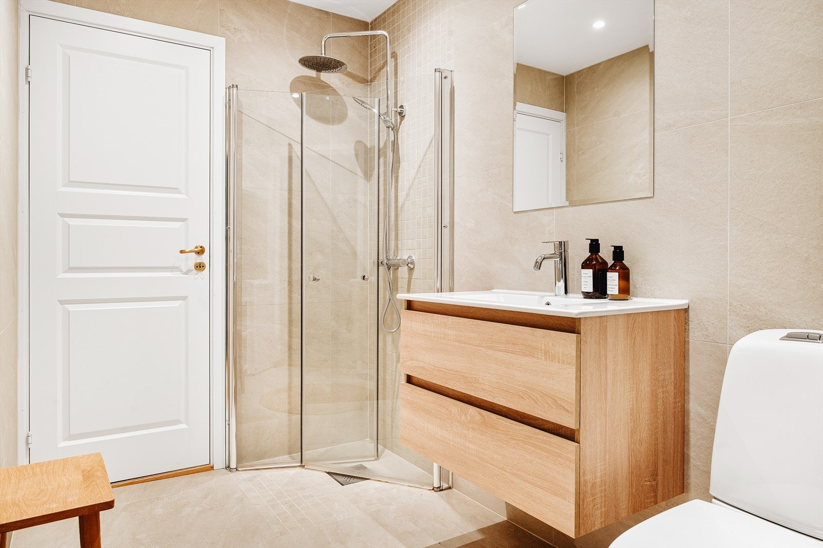 Baderomsinventar og toalett ble også skiftet i 2022 i forbindelse med oppussing. Det er varmekabler i gulv. Galleribilde