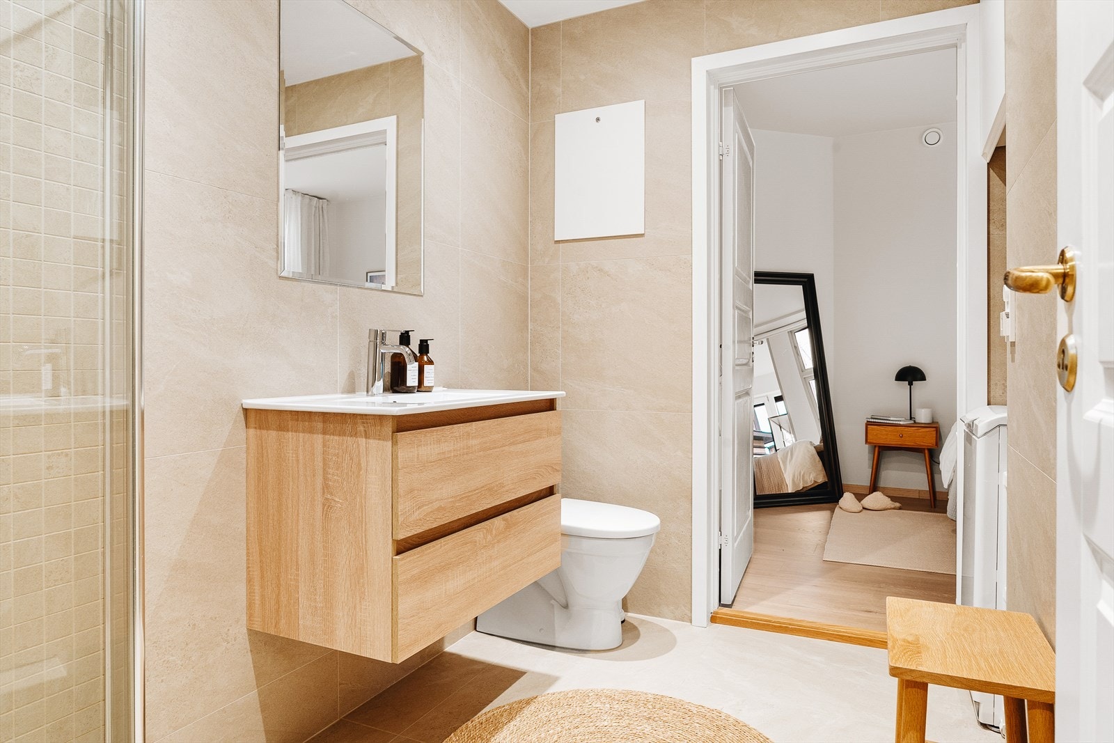 Badet ble pusset opp i 2022 med fine 60x60 fliser. Flisene ble lagt på eksisterende fliser. Galleribilde