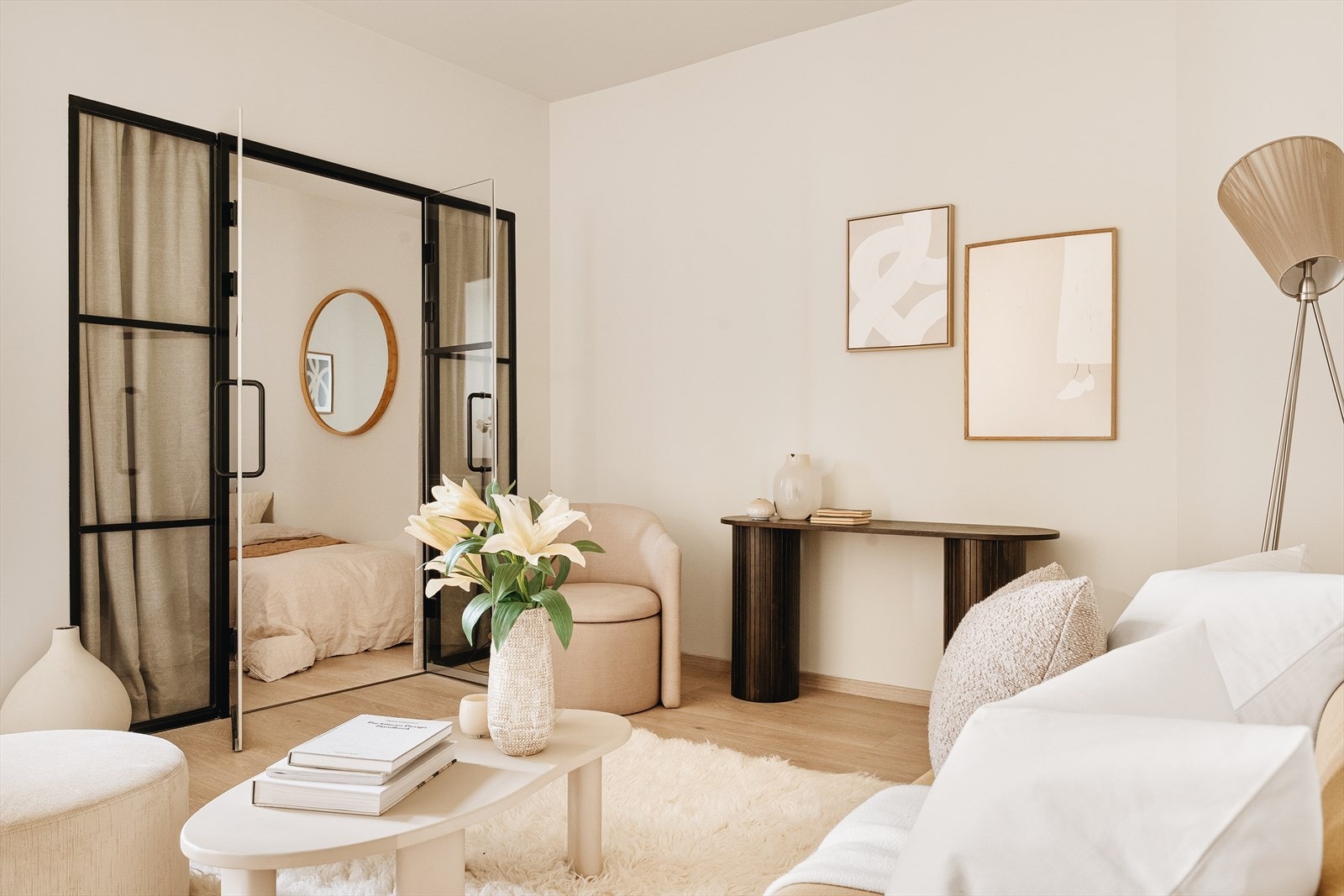 Leiligheten måler 70 kvm. I august 2024 ble hele leiligheten, med unntak av gang, helsparklet og malt av 100% Maling AS. Galleribilde