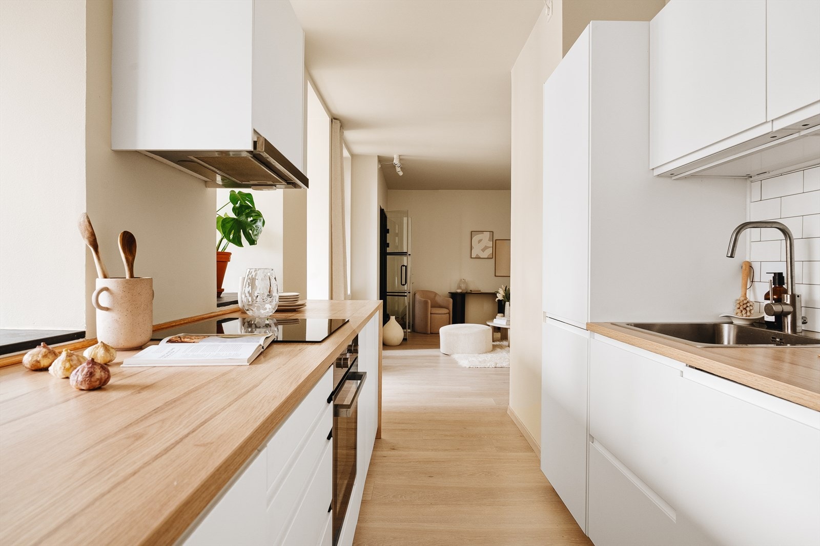 Stilrent kjøkken med IKEA innredning fra 2019 med slette fronter og laminat benkeplate. Galleribilde