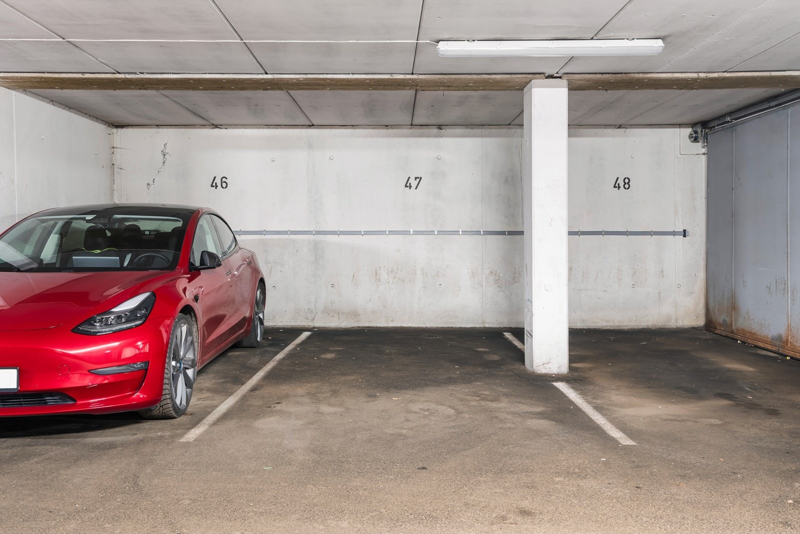 Det følger egen parkeringsplass i felles garasjeanlegg. Selger opplyser følgende: Garasjeanlegget driftes av eget garasjelag. Det koster 250 kr. i måneden pr. 12.03.2025. Galleribilde