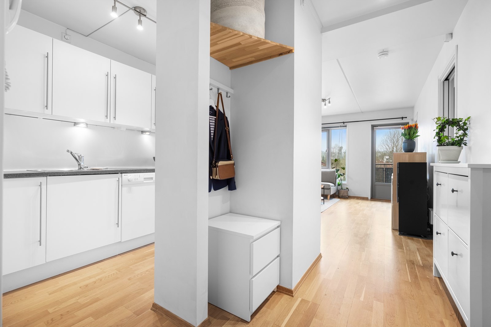 Praktisk plassert innenfor boligens vegger er det en nisjeløsning for plassering av både sko og yttertøy i rommet. Galleribilde