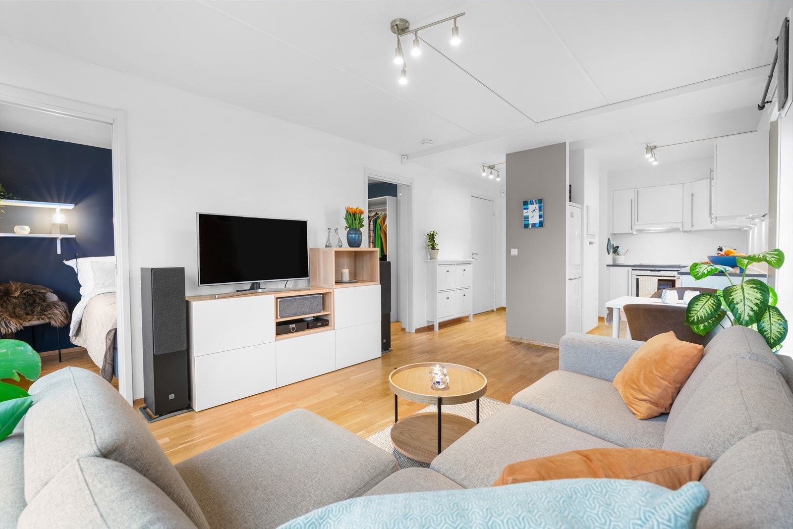 Store vindusflater på flere vegger gir rikelig med naturlig lys! Galleribilde