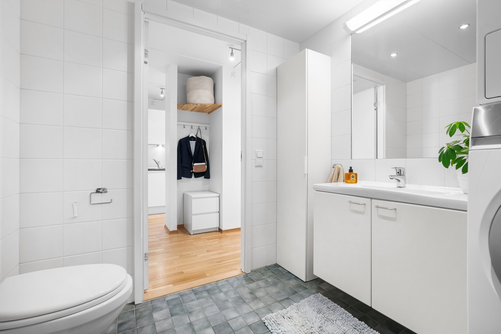 I rommet er det servantskap, klosett med innebygd sisterne, vaskemaskin, tørketrommel og dusj. Galleribilde