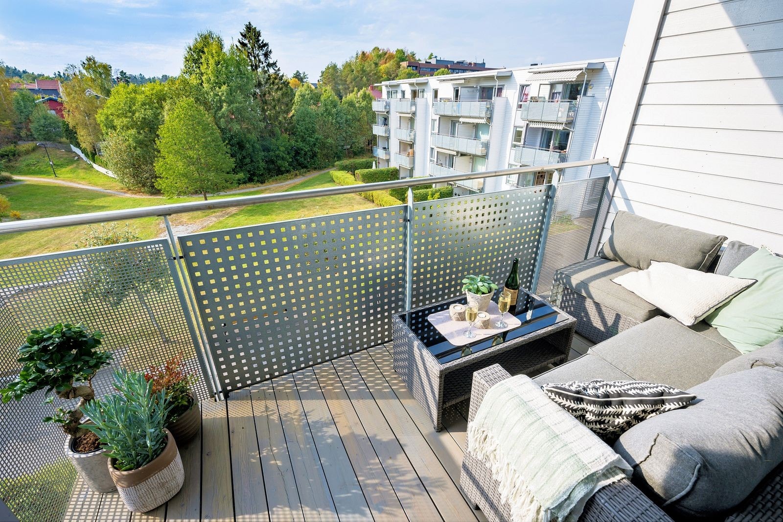 Balkong vendt mot grønne omgivelser. Galleribilde