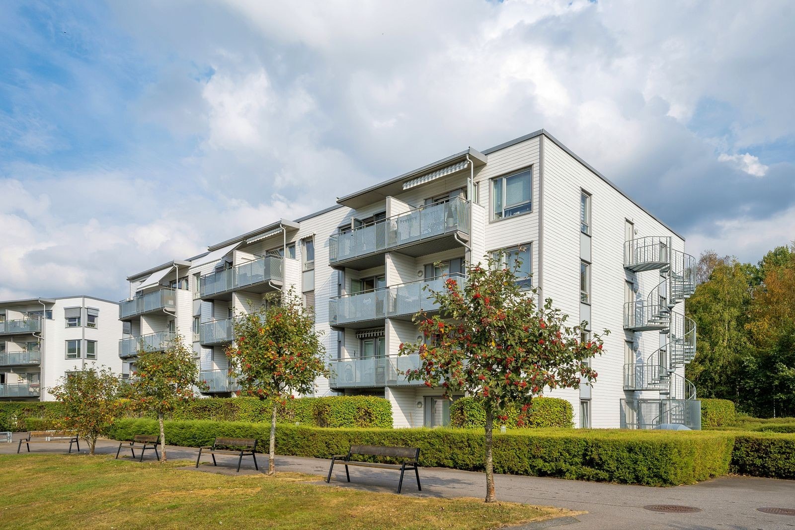 Skullerudskogen 9 er en lys og pen 2-roms endeleilighet med solrik balkong og parkeringsplass i garasjeanlegg. Galleribilde
