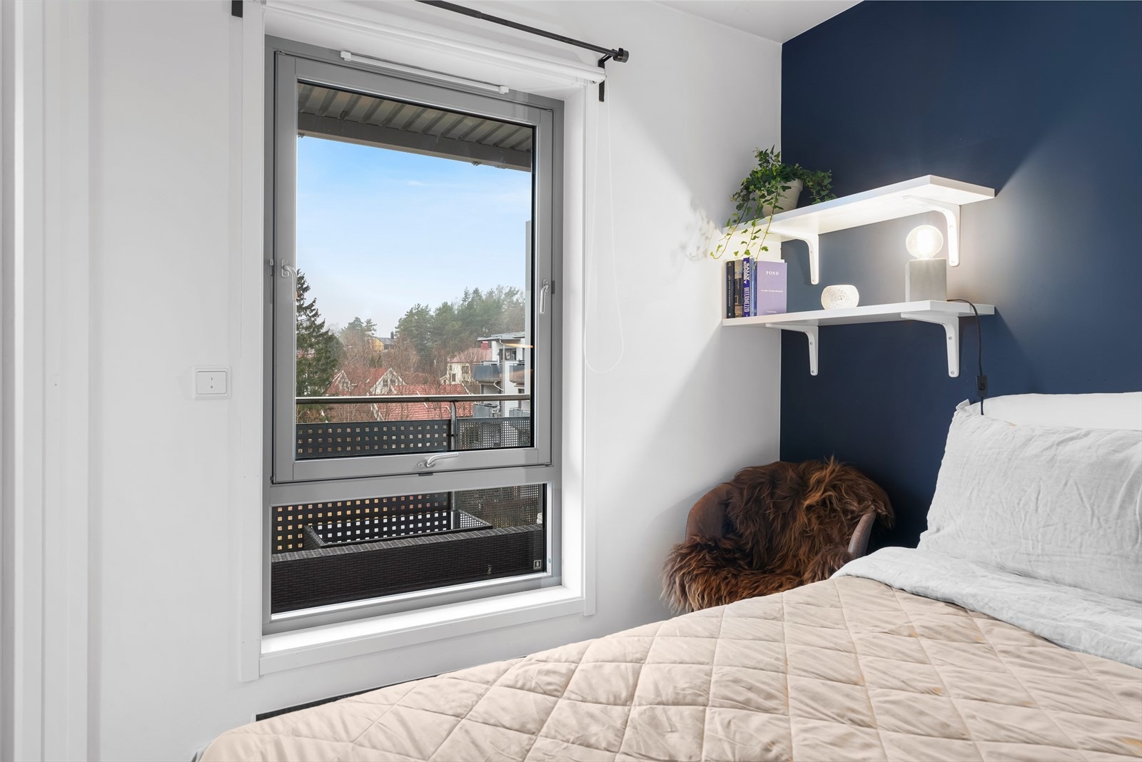 Rommet er innredet med dobbeltseng og garderobeløsning. Galleribilde