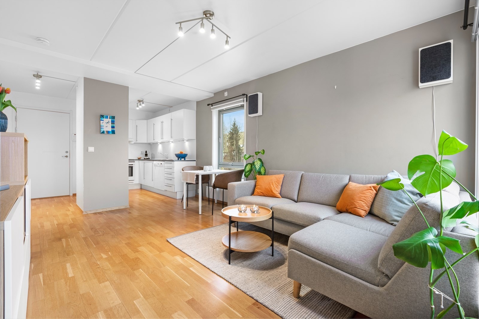 Det moderne kjøkkenet ligger i åpen løsning mot stuen, noe som skaper en perfekt arena for samvær og underholdning mens måltidene tilberedes. Galleribilde