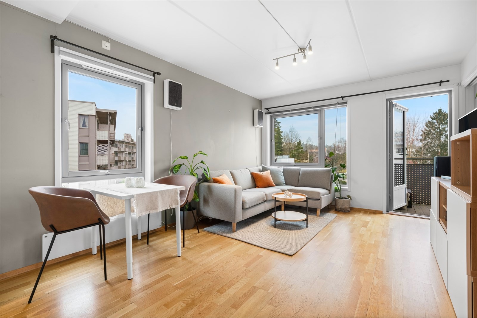 Boligens stue er med direkte utgang til egen solrik balkong, hvor varme sommerdager kan nytes. Galleribilde