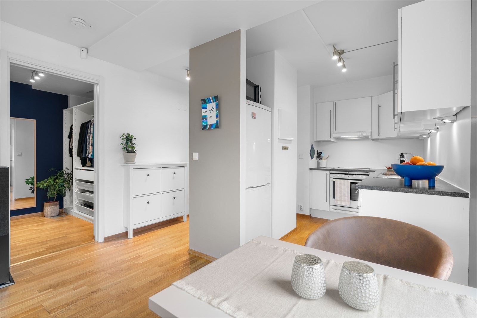 Spiseplass mot kjøkken. Galleribilde