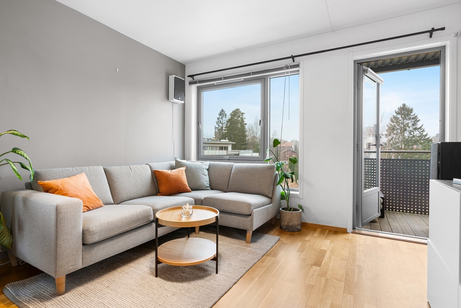 Vegger er holdt i et harmonisk fargevalg med delikat fondvegg som skaper liv i rommet. Galleribilde