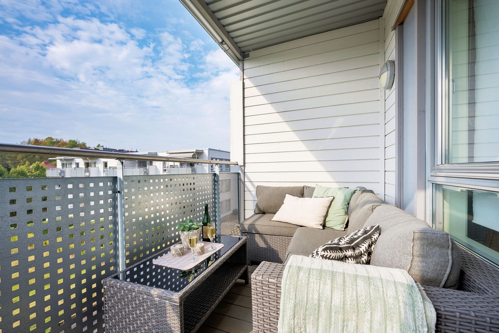 Balkong med overbygg og vegger som skjermer for både vær og vind. Galleribilde