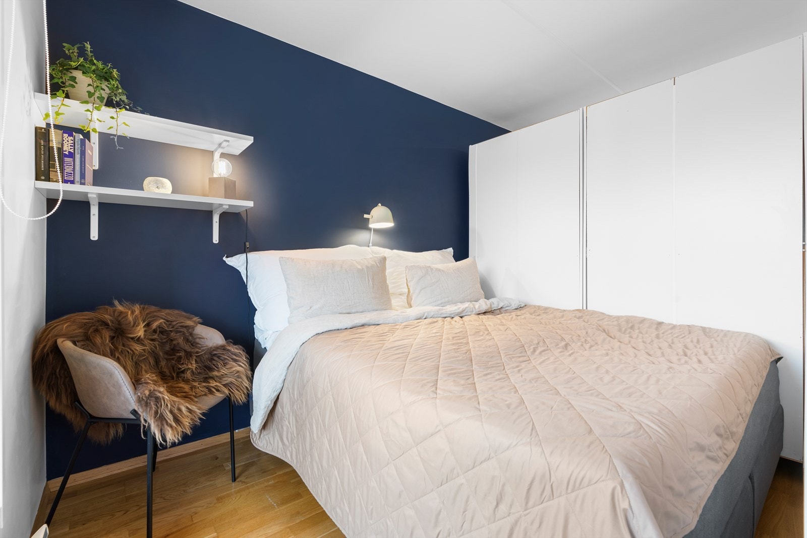 Til sammen inneholder boligen ett soverom. Galleribilde