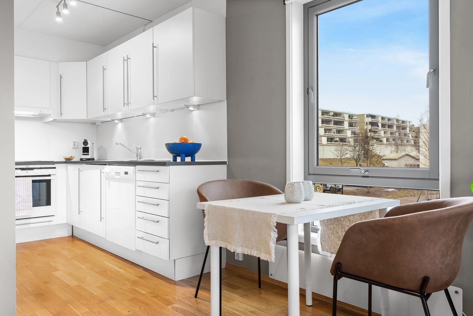 Kjøkkeninnredningen har en vinkelformet løsning som også bidrar til god arbeidsflyt i rommet. Galleribilde