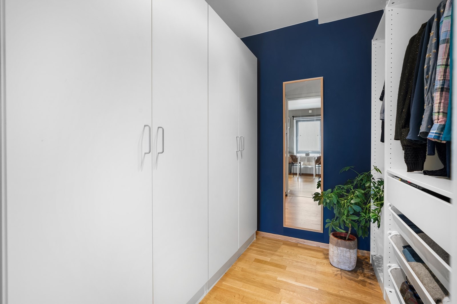 Omkledningsrom med garderobeskap og åpen garderobeløsning. Galleribilde