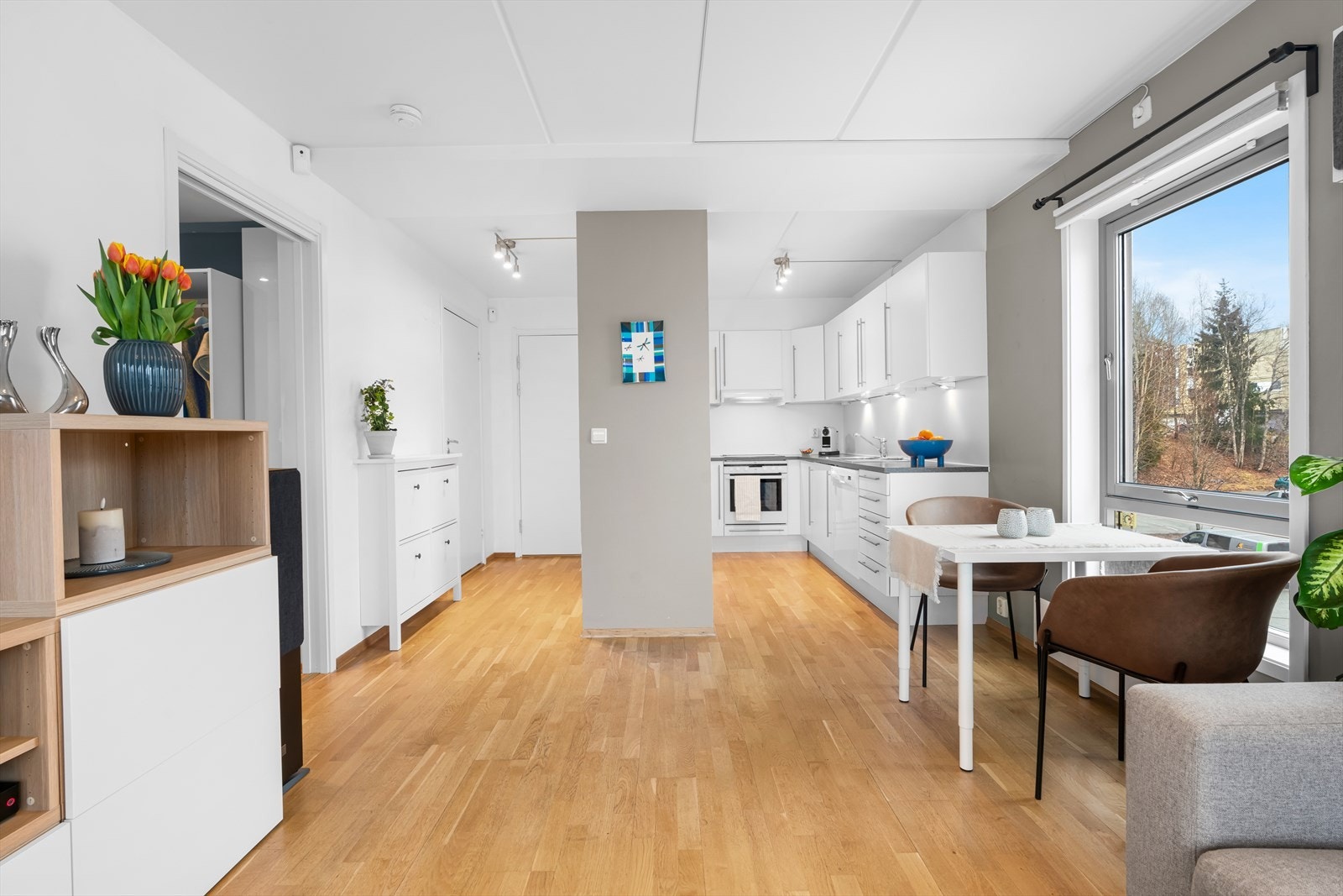 Stue/kjøkken med plass til både sofa og spisegruppe. Galleribilde