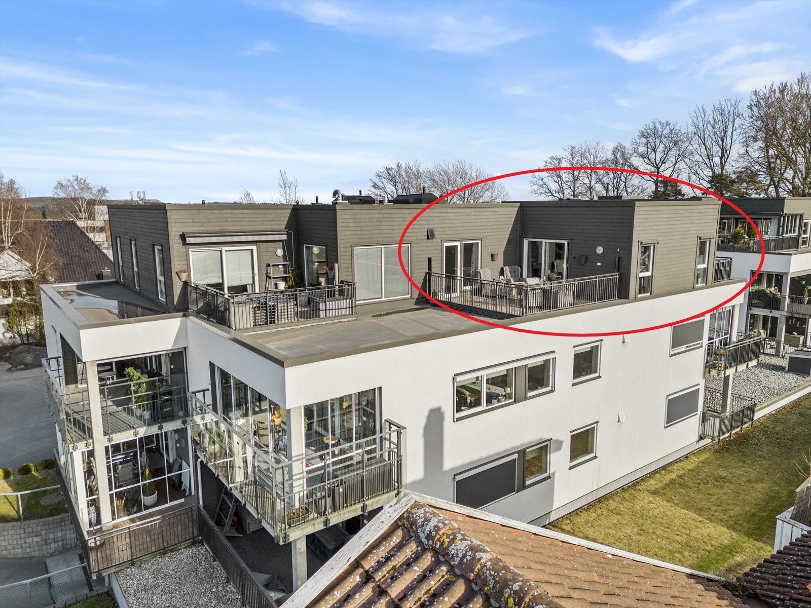 Leiligheten er i toppetasjen med to sydvendte balkonger og gode solforhold Galleribilde