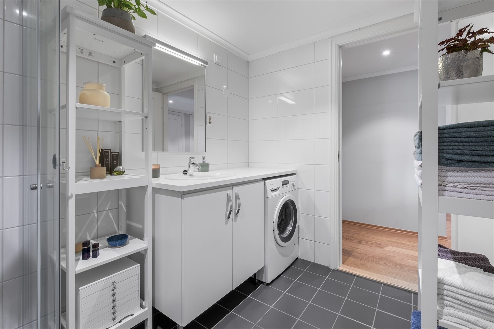 Bad/vaskerom med adkomst fra gang Galleribilde