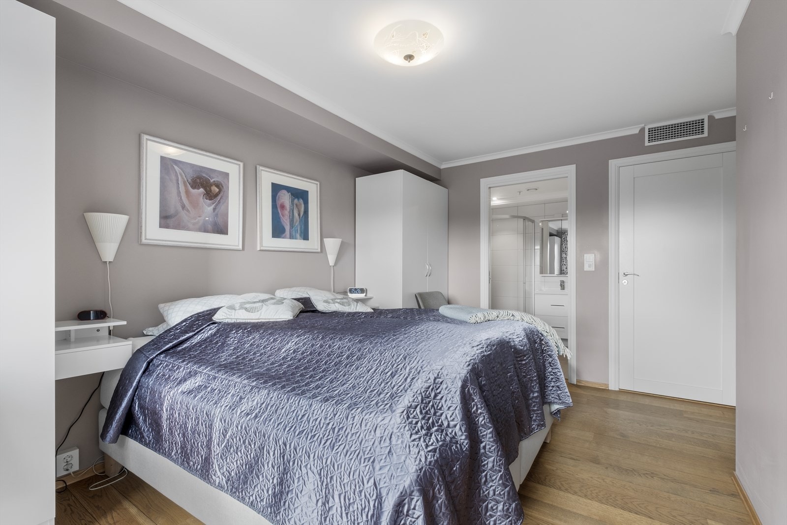 Romslig hovedsoverom med utgang balkong og tilhørende dusjbad Galleribilde