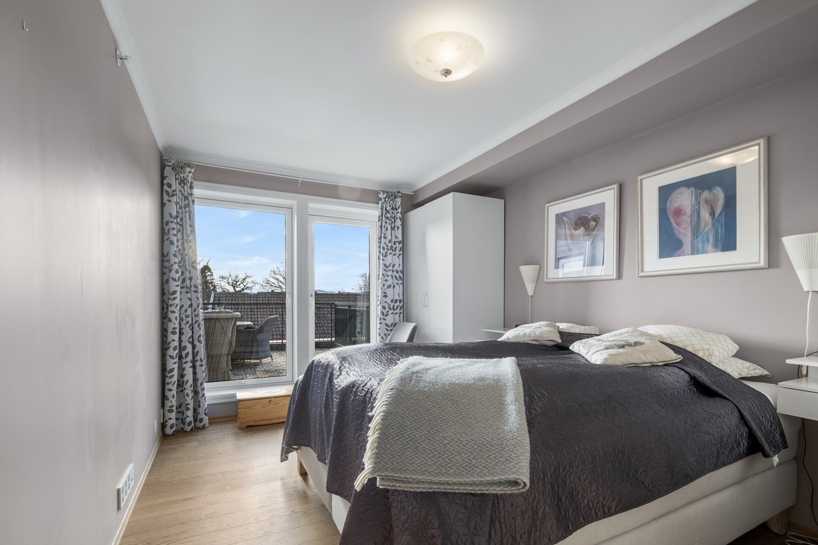 Romslig hovedsoverom med utgang balkong og tilhørende dusjbad Galleribilde