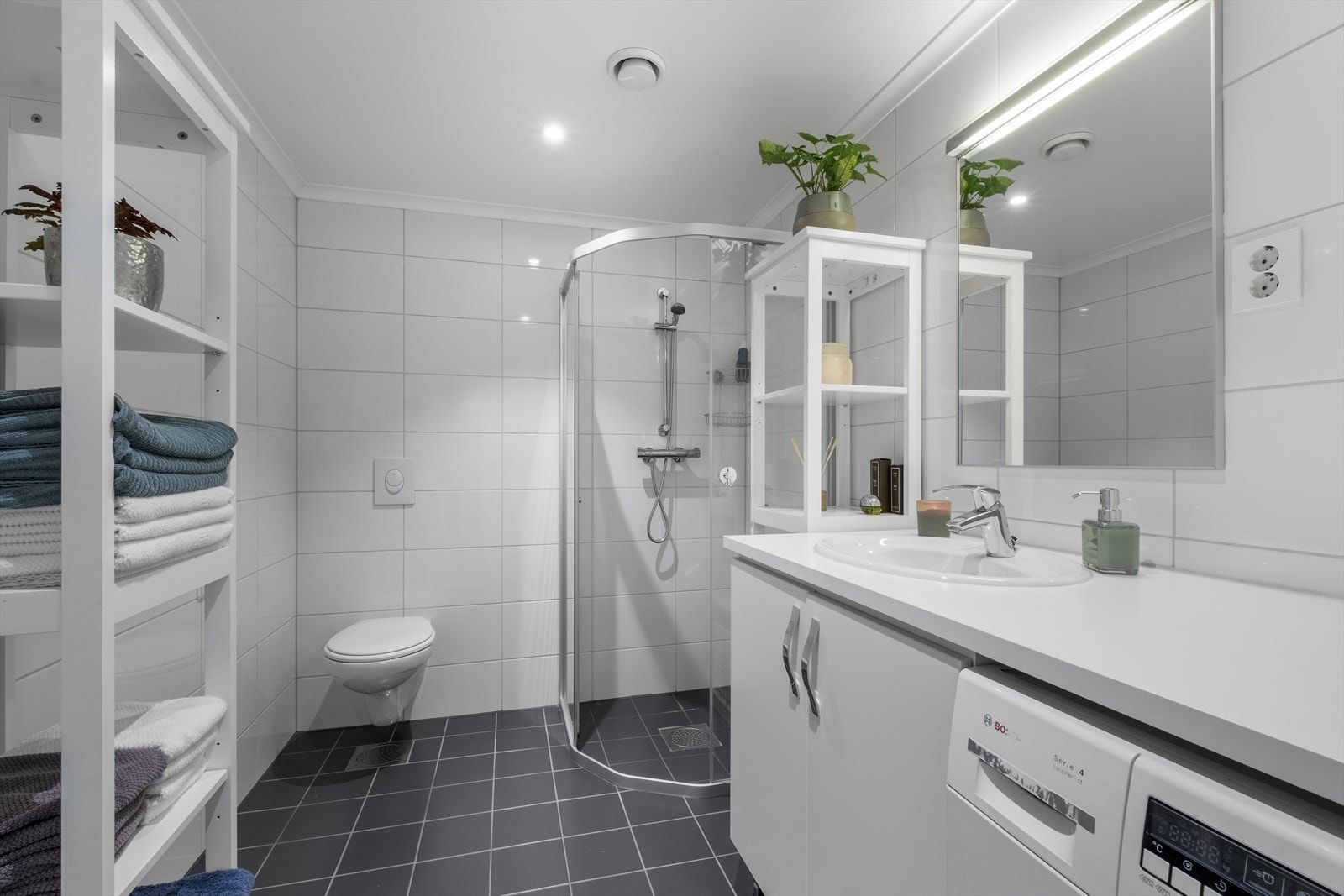 Bad/vaskerom med adkomst fra gang Galleribilde