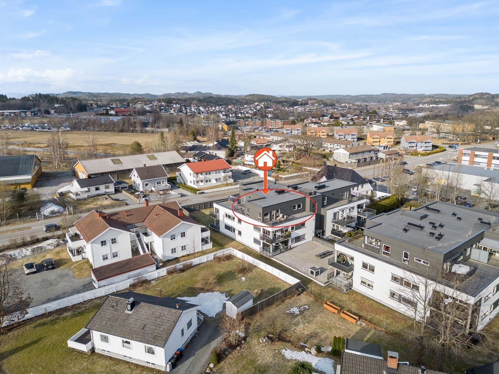 Stor, moderne 4-roms leilighet i 3. etasje med 2 solrike, usjenerte balkonger. God standard. Garasjeplass. Heis. Galleribilde