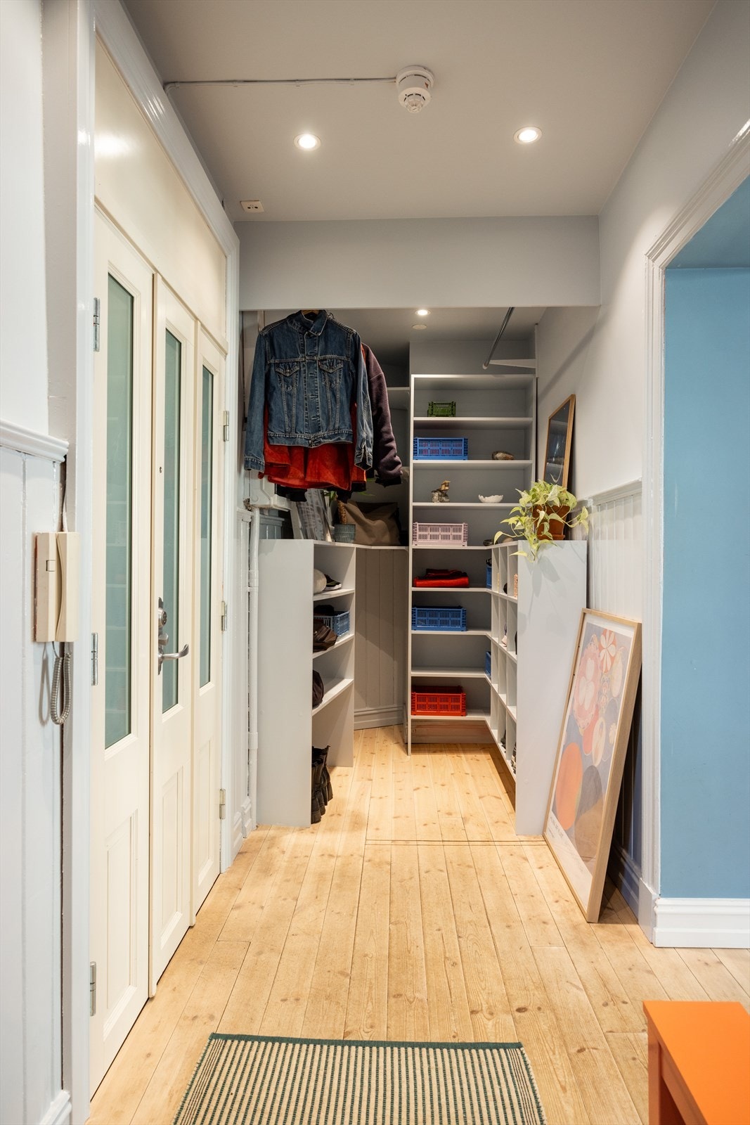 Hyggelig entré med plassbygde hyller for ekstra garderobe og oppbevaring av yttertøy og sko. Galleribilde