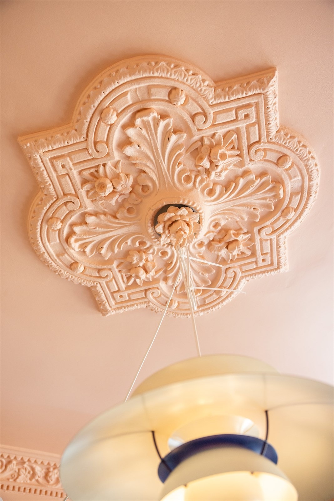 Det moderne møter gjennomgående klassiske detaljer og spennende fargevalg som gjør boligen særegen og helt unik. Galleribilde