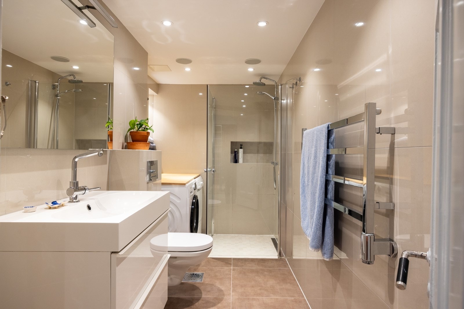 Delikat og flislagt bad fra 2015 med gulvvarme. Galleribilde