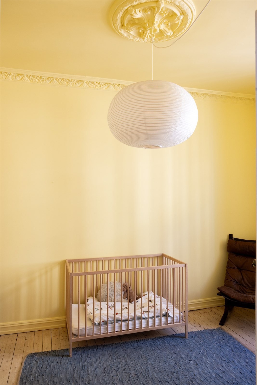 Fra stuen er det adkomst til et soverom som egner seg utmerket til barnerom, gjesterom eller kontor. Galleribilde