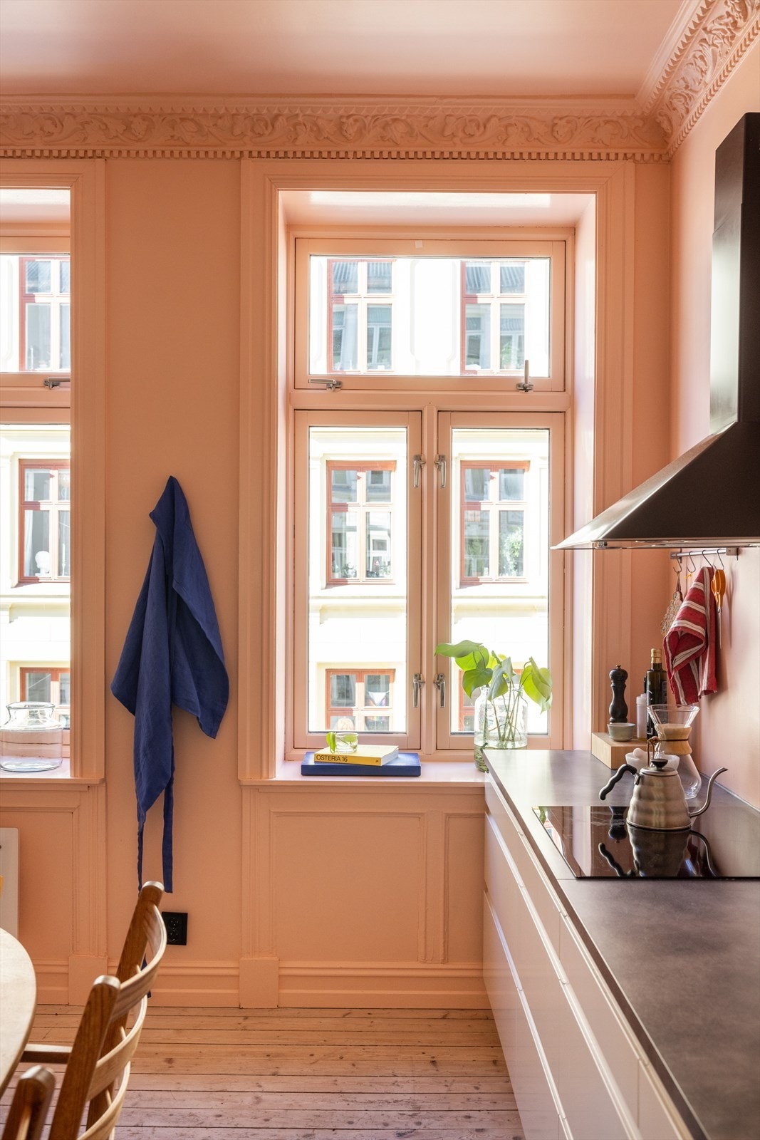 Fantastisk lys fra store vindusflater. Galleribilde