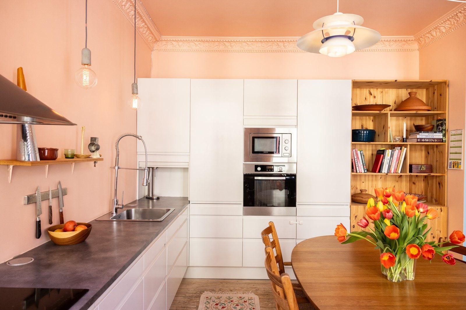 Moderne kjøkken fra 2015 med rikelig oppbevaringsplass. Galleribilde