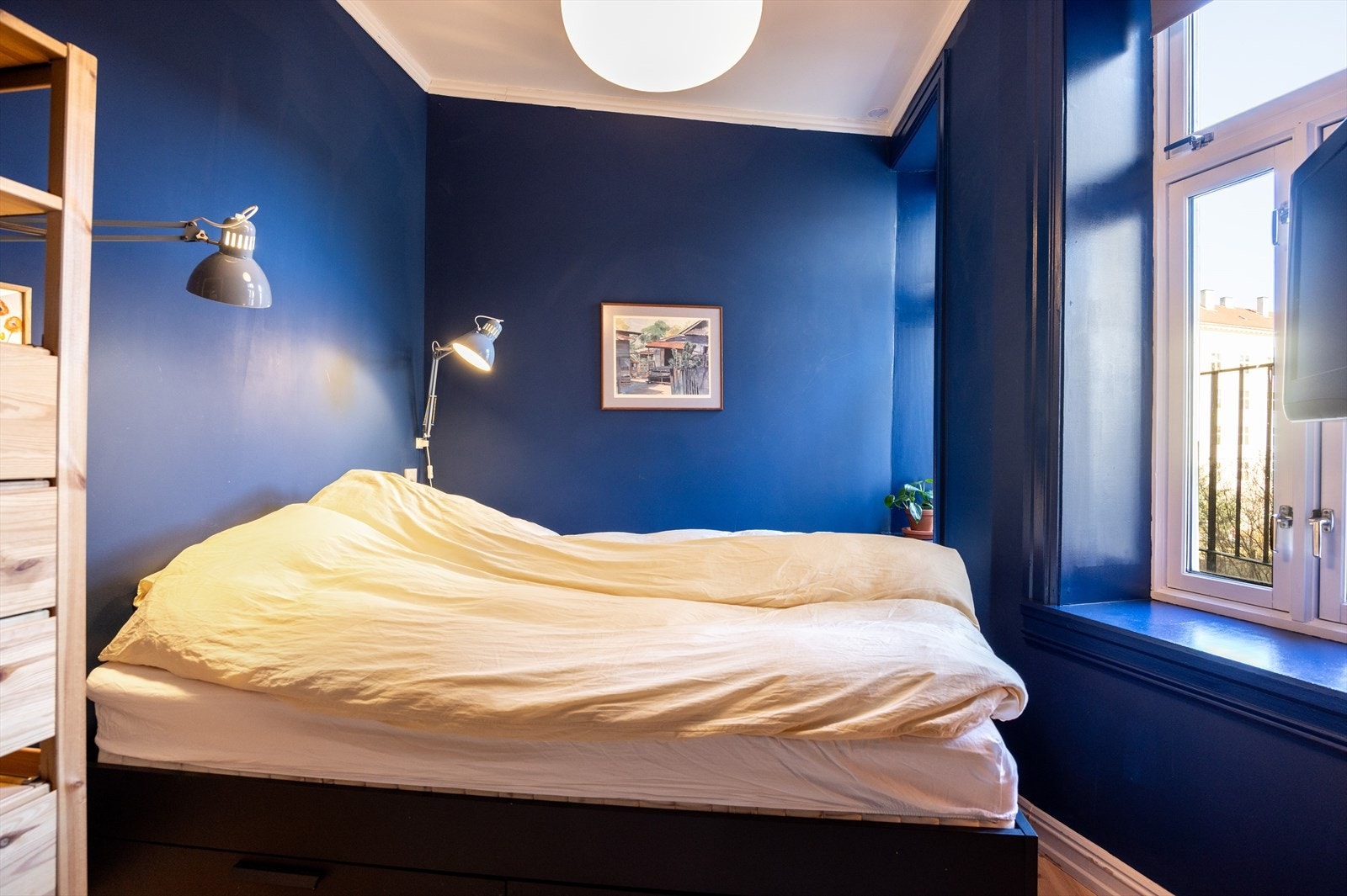 Innbydende ovedsoverom med plass til dobbeltseng og garderobe. Galleribilde