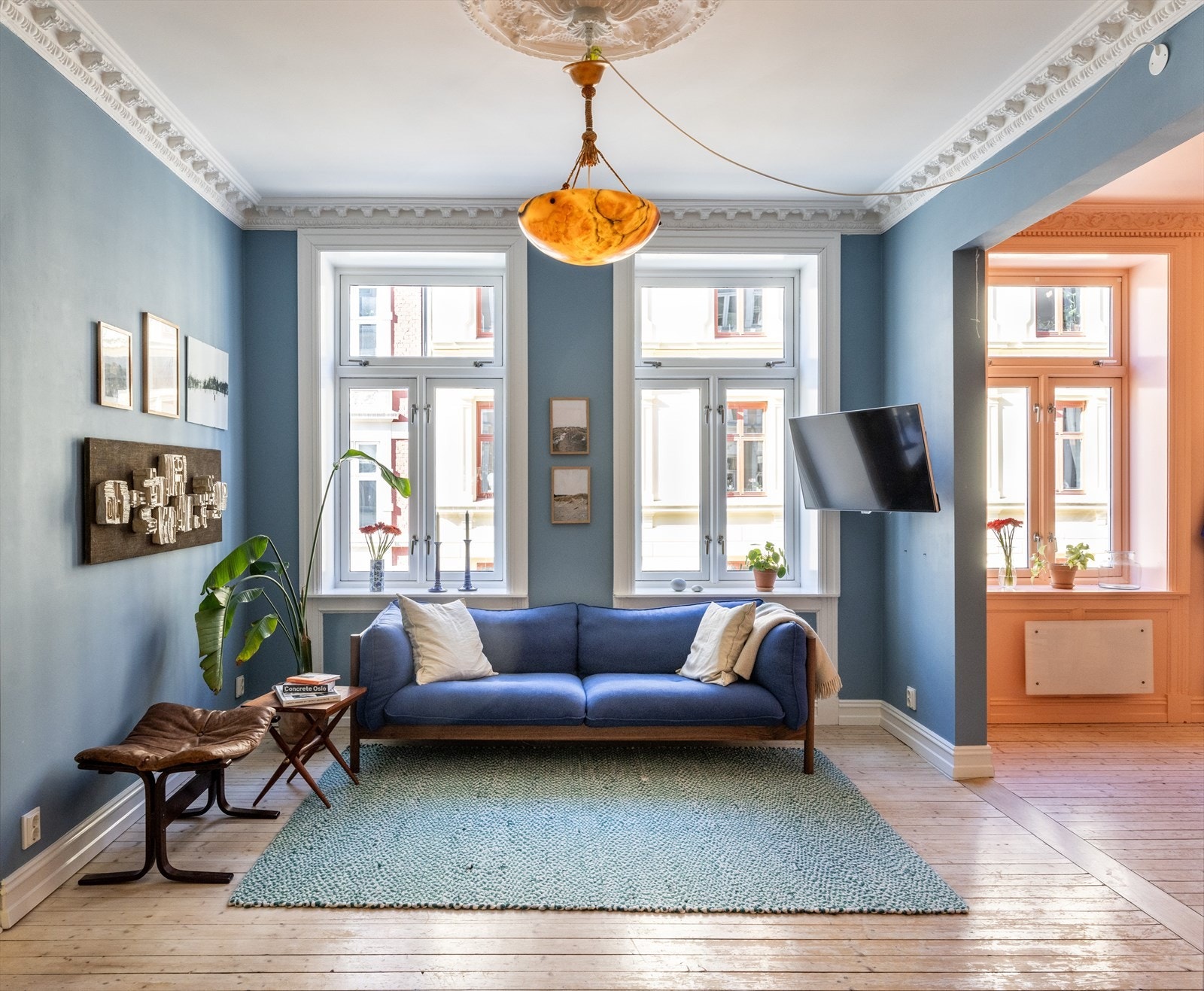 Boligen byr på åpen stue- og kjøkkenløsning, 2 gode soverom, et delikat bad og en innbydende entré. Galleribilde