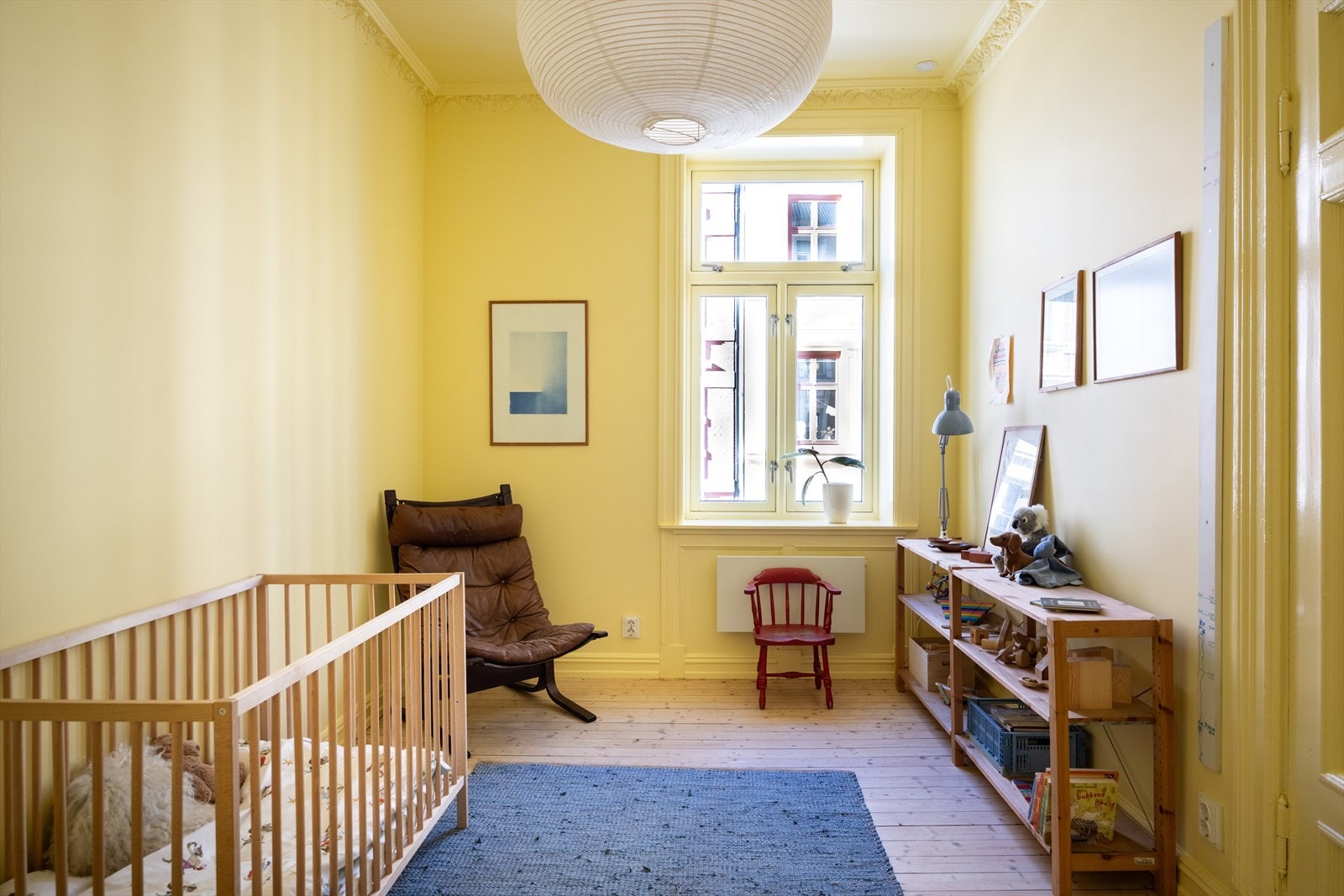 Det er også plass til en større seng med nattbord og garderobe. Galleribilde